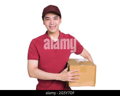 Junger Deliveryman, der Waren hält und vor dem weißen Hintergrund steht Stockfoto