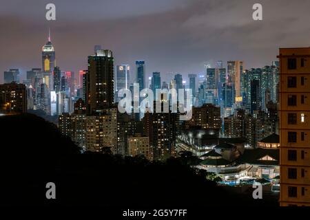 Hohe Gebäude in Hong Kong Island City Center bei Nacht Stockfoto