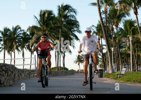 Menschen trainieren auf dem Pfad, der am Rande von South Beach in Miami, Florida, verläuft Stockfoto