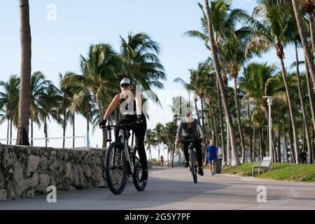 Menschen trainieren auf dem Pfad, der am Rande von South Beach in Miami, Florida, verläuft Stockfoto