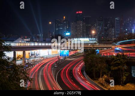 Nächtlicher Verkehr in Causeway Bay, Hongkong Stockfoto