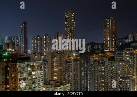 Hohe Wohnblocks im Stadtzentrum von Hong Kong Island bei Nacht Stockfoto