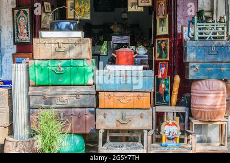 Alte Kofferkoffer stapelten sich vor dem Antiquitätengeschäft Puducherry (Pondicherry), Tamil Nadu, Indien Stockfoto