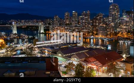 Nachtansicht der Innenstadt von Vancouver einschließlich Granville Island und Burrard Street Bridge Stockfoto