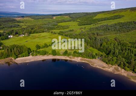 Loch Venachar, Loch. Lomonnd und Trossachs National Park, Schottland, Großbritannien. 30. Juni 2021. IM BILD: Eine Weitwinkelansicht des Kies- und Steinstrandes am Loch Venachar, der normalerweise unter ein paar Fuß Wasser liegt, ist aufgrund der schwindenden Wasserversorgung, die aufgebraucht ist, freigelegt. An diesem Teil des loch sollte es keinen Strand geben, aber man kann sehen, wie die Leute diesen Make Shift-Strand benutzen, um die Abendsonne zu genießen. Quelle: Colin Fisher/Alamy Live News Stockfoto