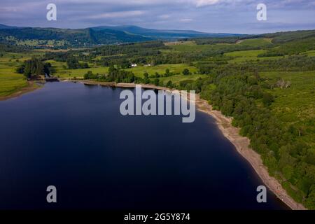 Loch Venachar, Loch. Lomonnd und Trossachs National Park, Schottland, Großbritannien. 30. Juni 2021. IM BILD: Eine Weitwinkelansicht des Kies- und Steinstrandes am Loch Venachar, der normalerweise unter ein paar Fuß Wasser liegt, ist aufgrund der schwindenden Wasserversorgung, die aufgebraucht ist, freigelegt. An diesem Teil des loch sollte es keinen Strand geben, aber man kann sehen, wie die Leute diesen Make Shift-Strand benutzen, um die Abendsonne zu genießen. Quelle: Colin Fisher/Alamy Live News Stockfoto