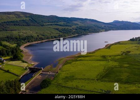 Loch Venachar, Loch. Lomonnd und Trossachs National Park, Schottland, Großbritannien. 30. Juni 2021. IM BILD: Eine Weitwinkelansicht des Kies- und Steinstrandes am Loch Venachar, der normalerweise unter ein paar Fuß Wasser liegt, ist aufgrund der schwindenden Wasserversorgung, die aufgebraucht ist, freigelegt. An diesem Teil des loch sollte es keinen Strand geben, aber man kann sehen, wie die Leute diesen Make Shift-Strand benutzen, um die Abendsonne zu genießen. Quelle: Colin Fisher/Alamy Live News Stockfoto