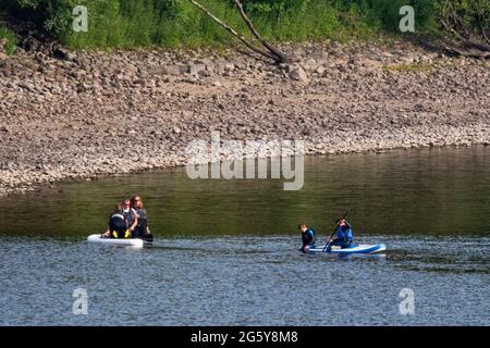 Loch Venachar, Loch. Lomonnd und Trossachs National Park, Schottland, Großbritannien. 30. Juni 2021. IM BILD: Leute auf dem Wasser paddeln, Kajakfahren, wildes Schwimmen und genießen das heiße Sommerwetter während einer Zeit, in der die schottischen Seen von Wasser erschöpft sind. Der große steinerne Strand liegt um den loch herum, der normalerweise komplett unter Wasser wäre, aber bei dem langen trockenen und heißen Wetter gibt es nichts, was das verdunstende Wasser ersetzen könnte. Quelle: Colin Fisher/Alamy Live News Stockfoto