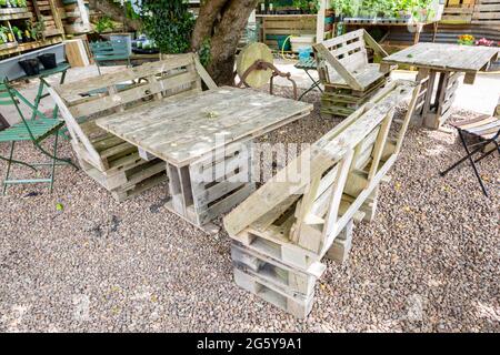 Gartenmöbel aus alten Holzpaletten und Kisten, UK 2021 Stockfoto
