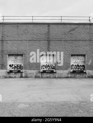 Laderampen in einem Industriegebiet von East Williamsburg, Brooklyn, New York City Stockfoto