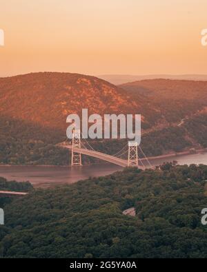 Blick auf die Bear Mountain Bridge über den Hudson River von Popolopen Torne im Hudson Valley, New York Stockfoto