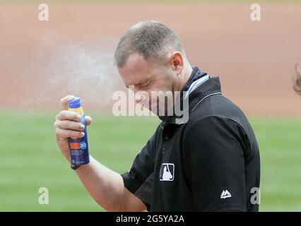 St. Louis, Usa. 30. Juni 2021. Der erste Base-Schiedsrichter wird vor der Arizona Diamondbacks-St. wenig Sonnenschutzmittel anwenden Louis Cardinals im Busch-Stadion in St. Louis am Mittwoch, den 30. Juni 2021. Foto von Bill Greenblatt/UPI Credit: UPI/Alamy Live News Stockfoto