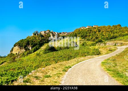 Chateau-Chalon Dorf über seinen Weinbergen im Jura, Frankreich Stockfoto