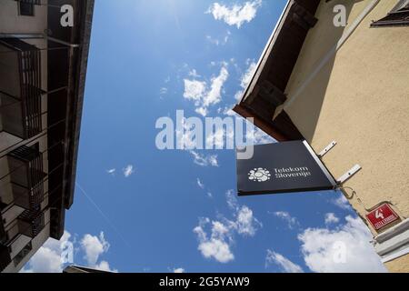 Bild des Logos der Telekom Slovenije, aufgenommen an einem sonnigen Nachmittag in ihrem Geschäft in Bled. Telekom Slovenije ist eine slowenische Telekommunikation Stockfoto