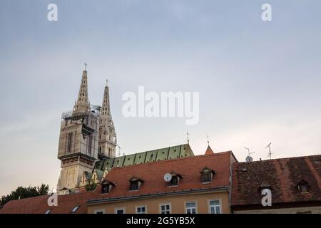 Bild der Kathedrale von Zagreb in der Abenddämmerung. Die Kathedrale von Zagreb, am Kaptol, ist eine römisch-katholische Kathedrale und nicht nur das höchste Gebäude in Cr Stockfoto