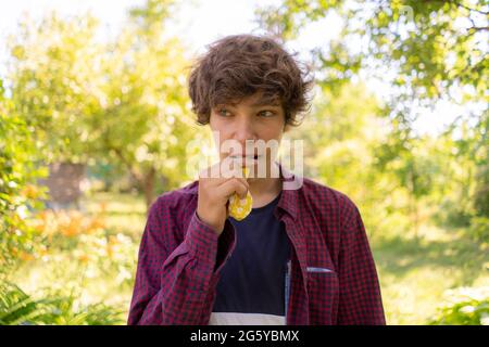 Junge Blasen in den Ballon im Freien am Wochenende Ferien Stockfoto