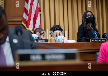 Washington, Vereinigte Staaten Von Amerika. 30. Juni 2021. Die Vertreterin der Vereinigten Staaten, Sheila Jackson-Lee (Demokratin von Texas), gibt ihren Mitarbeitern während einer Anhörung des Justizausschusses des Repräsentantenhauses „Geheimhaltungsanordnungen und strafrechtliche Verfolgung von Lecks: Mögliche legislative Reaktionen zur Abschreckung von Machtmissbrauch durch die Staatsanwaltschaft“ im Bürogebäude des Rayburn House in Washington, DC, am Mittwoch, den 30. Juni 2021, bekannt. Quelle: Rod Lampey/CNP/Sipa USA Quelle: SIPA USA/Alamy Live News Stockfoto