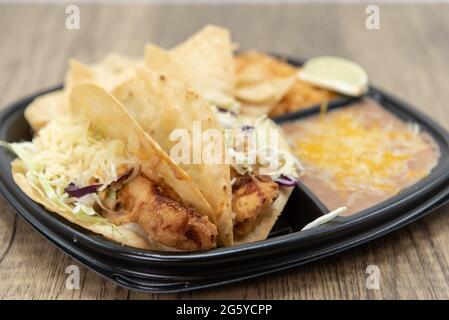 Knusprig frittiert, Fisch-Tacos, perfekt paniert für den Hunger. Stockfoto