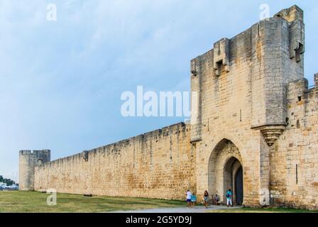 Mittelalterliche Stadtmauer der französischen Stadt Aigues-Mortes Stockfoto