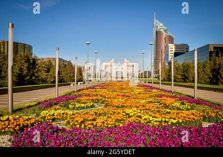 Nur-Sultan. Kasachstan - 09.03.2013 - Neue Büro- und Verwaltungsgebäude in der Hauptstadt von Kasachstan. Stockfoto