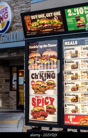 Beleuchtete Drive-Thru-Speisekarte im Burger King Fast Food-Restaurant in Snellville (Metro Atlanta), Georgia. (USA) Stockfoto