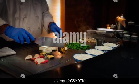 Ein Küchenchef bereitet im japanischen Minato-Vorort Tokio ein gesundes Gourmet-Menü mit Gemüse zu. Stockfoto