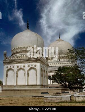 Qutub Shahi-Gräber: Diese Gräber der königlichen Könige wurden von zahlreichen Monarchen geplant und gebaut, die die Stadt und den Staat im 18. Jahrhundert regierten. Stockfoto