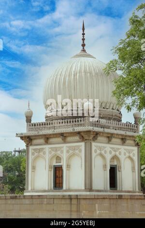 Qutub Shahi-Gräber: Diese Gräber der königlichen Könige wurden von zahlreichen Monarchen geplant und gebaut, die die Stadt und den Staat im 18. Jahrhundert regierten. Stockfoto