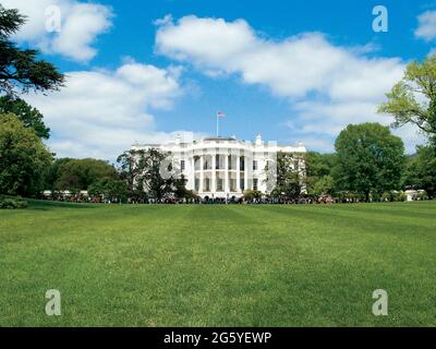 Ein Blick auf das Weiße Haus vom vorderen Rasen an einem sonnigen Tag in Washington, DC. Stockfoto