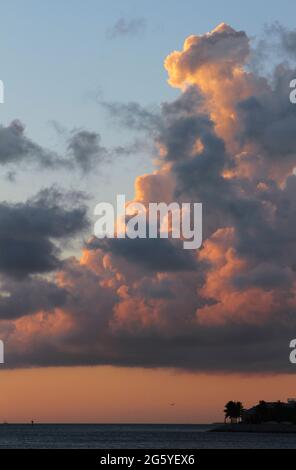 Große Wolken zeigen die Farben eines Key West Sonnenuntergangs. Stockfoto