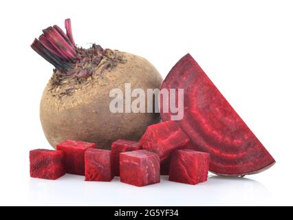 Rote Bete auf weißem Hintergrund isoliert Stockfoto