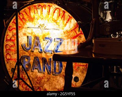 Licht beleuchtet die Bassdrum der Preservation Hall Jazz Band. Stockfoto