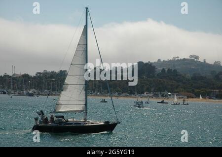 Segelboot von Stearns Wharf in Santa Barbara Kalifornien an sonnigen ruhigen Tag angesehen Stockfoto