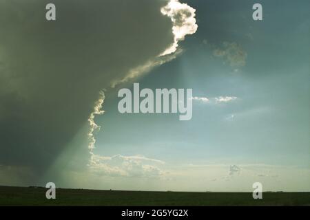 Die riesige Cumulonimbus-Wolke, während sich die riesige Sturmfront über Texas Panhandle-Farmland nähert Stockfoto