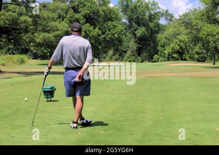 Ein Mann in Shorts, der mit einem Par 3 abschlagen soll Stockfoto