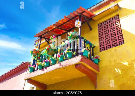 Kolumbien, malerische bunte Straßen von Cartagena im historischen Viertel Getsemani in der Nähe von ummauerten Stadt, Ciudad Amurallada, ein UNESCO-Weltkulturerbe. Stockfoto