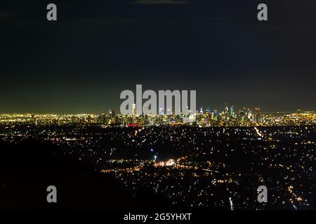 Luftaufnahme der leuchtenden Lichter von Melbourne City und der Zersiedelung in den Vororten in der Nacht Stockfoto