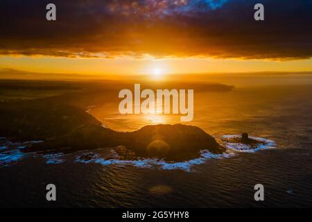 Sonnenaufgang am frühen Morgen über dem epischen Felsmeer von Cape Schanck in Victoria Australia Stockfoto