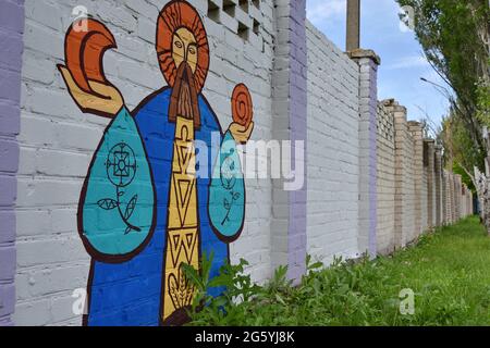 Kramatorsk, Donezkaya, Ukraine. Juni 2021. Street Art Malerei ist an einer Wand im zentralen Teil des Kramatorsk gesehen. Die Straßenkunstkultur der Ukraine ist mutig und erfrischend und zeigt den kraftvollen Geist der Jugend des Landes. Künstler verbinden sowjetische Einflüsse nahtlos mit bekannten Prüfsteinen wie der amerikanischen Hip-Hop-Kultur und dem Abstrakten Expressionismus, eine Art Verschmelzung mit manchmal nationalen Kunsttraditionen. Straßenkunstmaler in der modernen Ukraine reisen oft von West- in den Ostteil des Landes, um die Straßen der Stadt bunter und neugieriger zu machen. (Bild: © Andriy Andriyenko/SOPA Stockfoto