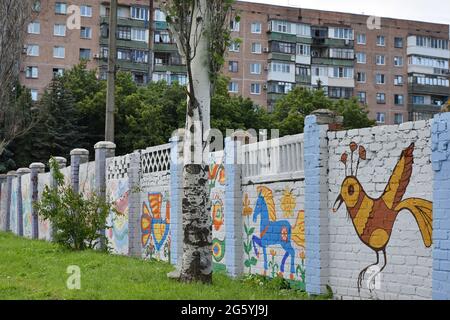 Kramatorsk, Donezkaya, Ukraine. Juni 2021. Street Art Gemälde sind an einer Wand im zentralen Teil des Kramatorsk zu sehen. Die Straßenkunstkultur der Ukraine ist mutig und erfrischend und zeigt den kraftvollen Geist der Jugend des Landes. Künstler verbinden sowjetische Einflüsse nahtlos mit bekannten Prüfsteinen wie der amerikanischen Hip-Hop-Kultur und dem Abstrakten Expressionismus, eine Art Verschmelzung mit manchmal nationalen Kunsttraditionen. Straßenkunstmaler in der modernen Ukraine reisen oft von West- in den Ostteil des Landes, um die Straßen der Stadt bunter und neugieriger zu machen. (Bild: © Andriy Andriyenko/SO Stockfoto