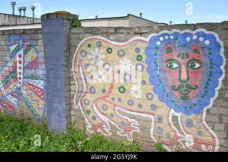 Kramatorsk, Donezkaya, Ukraine. Juni 2021. Street Art Malerei ist an einer Wand im zentralen Teil des Kramatorsk gesehen. Die Straßenkunstkultur der Ukraine ist mutig und erfrischend und zeigt den kraftvollen Geist der Jugend des Landes. Künstler verbinden sowjetische Einflüsse nahtlos mit bekannten Prüfsteinen wie der amerikanischen Hip-Hop-Kultur und dem Abstrakten Expressionismus, eine Art Verschmelzung mit manchmal nationalen Kunsttraditionen. Straßenkunstmaler in der modernen Ukraine reisen oft von West- in den Ostteil des Landes, um die Straßen der Stadt bunter und neugieriger zu machen. (Bild: © Andriy Andriyenko/SOPA Stockfoto