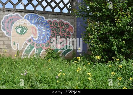 Kramatorsk, Donezkaya, Ukraine. Juni 2021. Street Art Malerei ist an einer Wand im zentralen Teil des Kramatorsk gesehen. Die Straßenkunstkultur der Ukraine ist mutig und erfrischend und zeigt den kraftvollen Geist der Jugend des Landes. Künstler verbinden sowjetische Einflüsse nahtlos mit bekannten Prüfsteinen wie der amerikanischen Hip-Hop-Kultur und dem Abstrakten Expressionismus, eine Art Verschmelzung mit manchmal nationalen Kunsttraditionen. Straßenkunstmaler in der modernen Ukraine reisen oft von West- in den Ostteil des Landes, um die Straßen der Stadt bunter und neugieriger zu machen. (Bild: © Andriy Andriyenko/SOPA Stockfoto