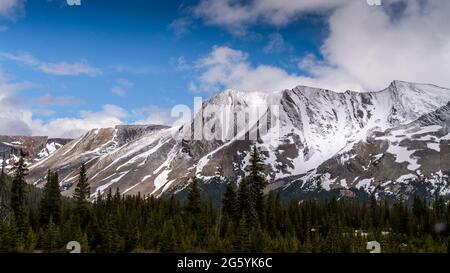 Die schneebedeckten Gipfel des Parker Ridge entlang des Icefields Parkway im Jasper National Park, Alberta, Kanada Stockfoto