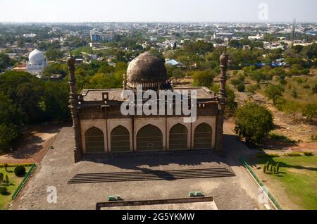 Luftaufnahme des Grabmals Ibrahim Rauza in Bijapur, Indien Stockfoto