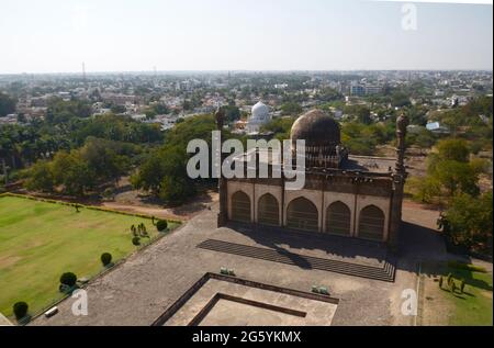 Luftaufnahme des Grabmals Ibrahim Rauza in Bijapur, Indien Stockfoto