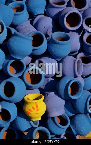 Pune, Indien - 30. Oktober 2018, Künstler malen Farben auf Terrakotta-Töpfe, Kunsthandwerk, zum Verkauf während Diwali Festival. Stockfoto