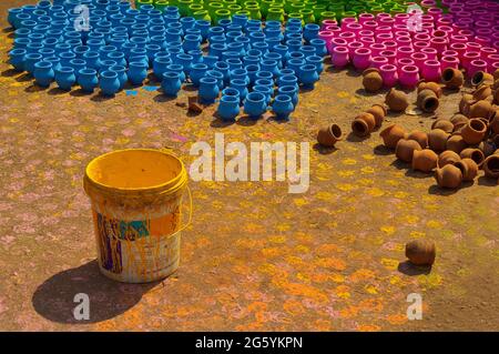 Pune, Indien - 30. Oktober 2018, Künstler malen Farben auf Terrakotta-Töpfe, Kunsthandwerk, zum Verkauf während Diwali Festival. Stockfoto