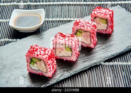 kalifornische rote Brötchen auf einem Steinständer, Sushi, japanische Küche Stockfoto