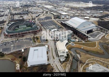 Eine Luftaufnahme von Globe Life Field und Globe Life Park, Freitag, 1. Januar 2021, in Arlington, Text Stockfoto