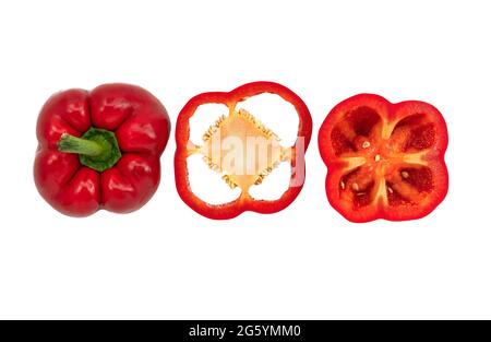 Geschnittener roter Pfeffer oder Paprika auf weißem Hintergrund, Schnitt von rotem Pfeffer, drei verschiedene Teile, isoliertes Bild von oben. Stockfoto